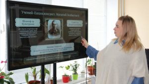 Детальніше про статтю Подорож у світ вченого-енциклопедиста: віртуальна екскурсія до будинку Дмитра Чижевського